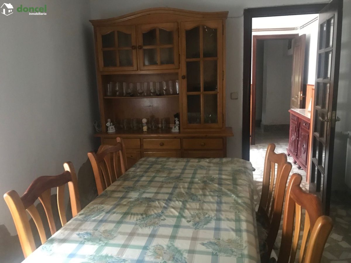 Inmobiliaria Doncel, vende CASA EN RETUERTA DEL BULLAQUE/C. Real, distribuida en dos salones ( uno de ellos con chimenea), cuatro dormitorios (uno de ellos en planta baja), dos baños, cocina amueblada — Foto 3