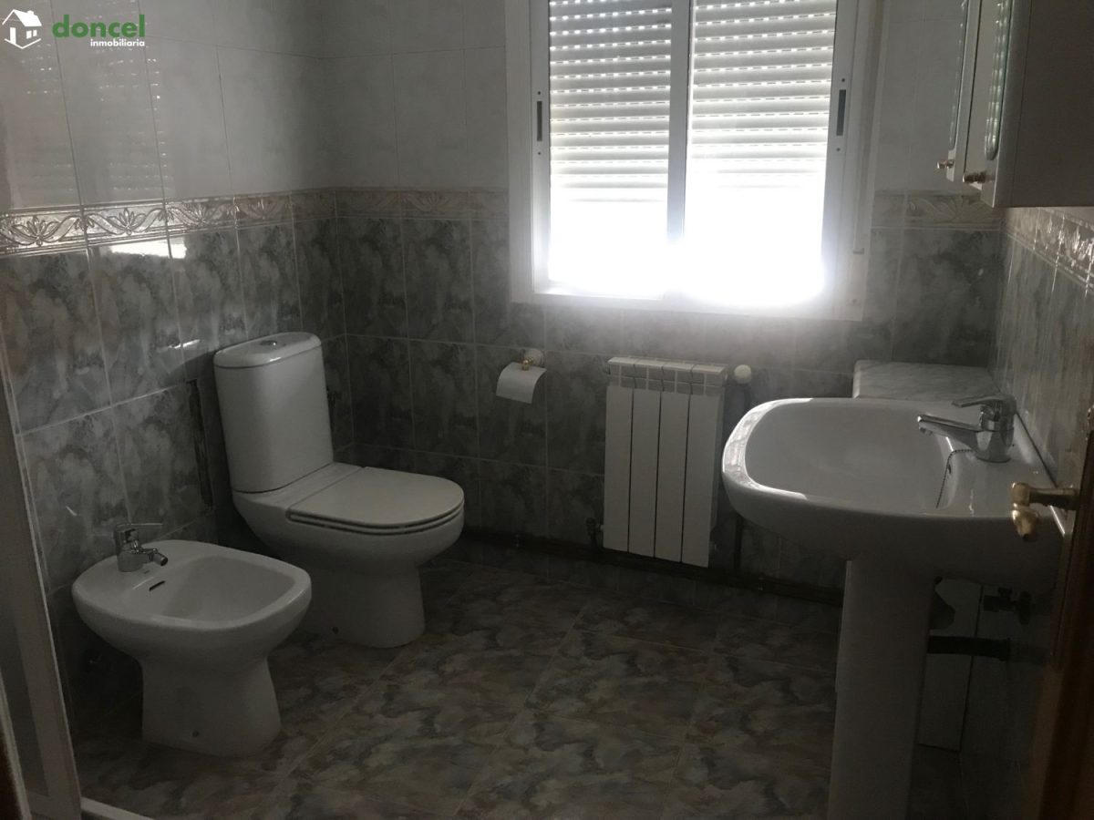 Inmobiliaria Doncel, vende CASA EN RETUERTA DEL BULLAQUE/C. Real, distribuida en dos salones ( uno de ellos con chimenea), cuatro dormitorios (uno de ellos en planta baja), dos baños, cocina amueblada — Foto 12