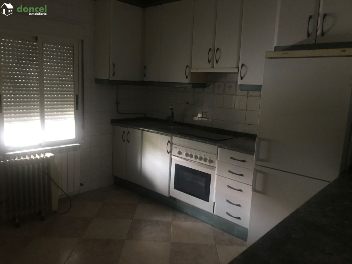 Inmobiliaria Doncel, vende CASA EN RETUERTA DEL BULLAQUE/C. Real, distribuida en dos salones ( uno de ellos con chimenea), cuatro dormitorios (uno de ellos en planta baja), dos baños, cocina amueblada — Foto 4