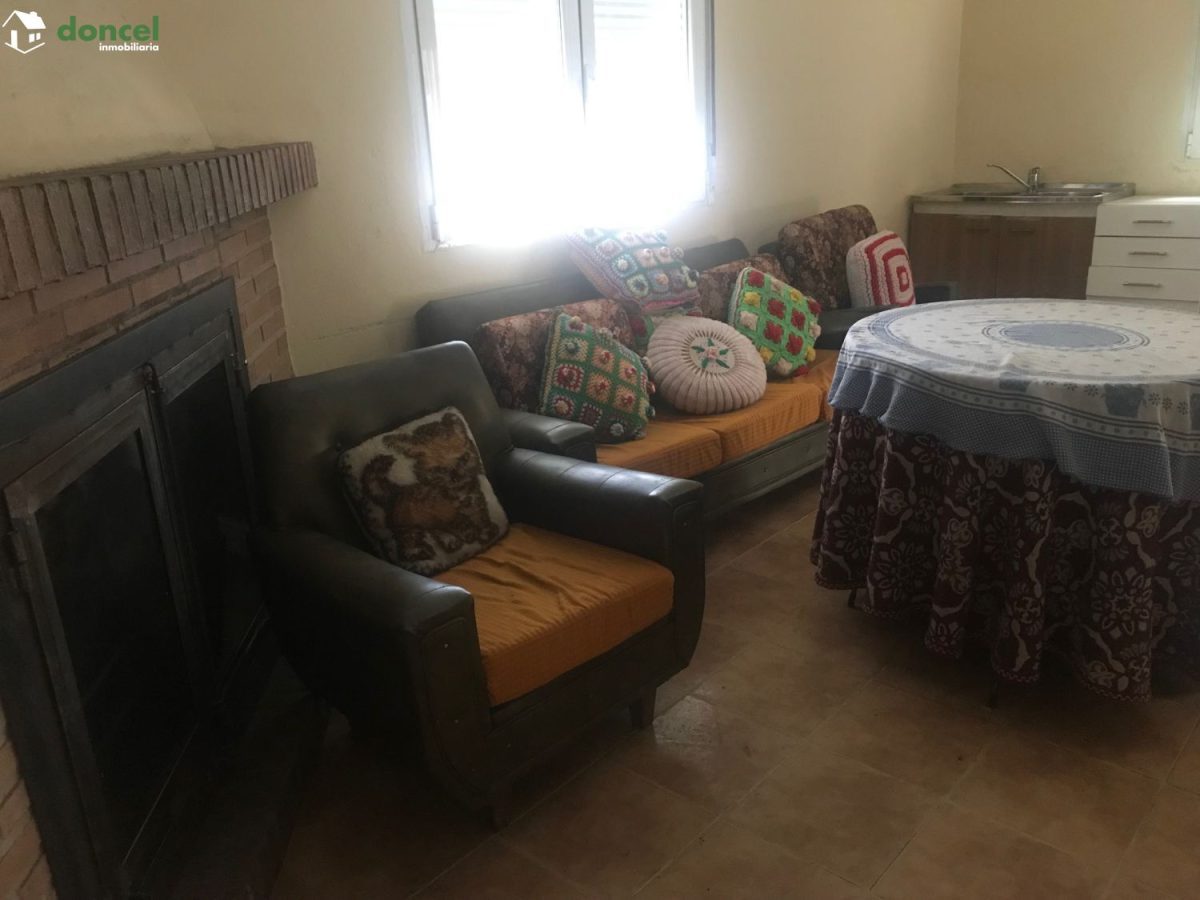 Inmobiliaria Doncel, vende CASA EN RETUERTA DEL BULLAQUE/C. Real, distribuida en dos salones ( uno de ellos con chimenea), cuatro dormitorios (uno de ellos en planta baja), dos baños, cocina amueblada — Foto 7