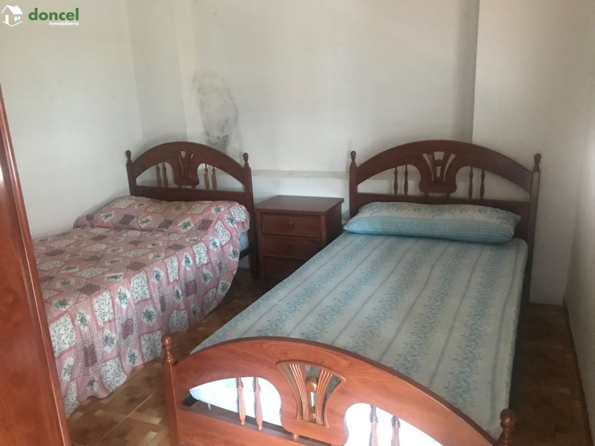 Inmobiliaria Doncel, vende CASA EN RETUERTA DEL BULLAQUE/C. Real, distribuida en dos salones ( uno de ellos con chimenea), cuatro dormitorios (uno de ellos en planta baja), dos baños, cocina amueblada — Foto 9