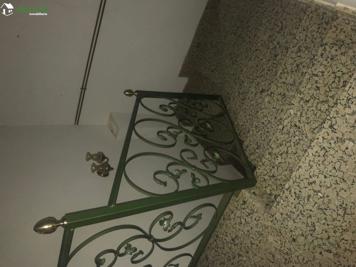 Inmobiliaria Doncel, vende CASA EN RETUERTA DEL BULLAQUE/C. Real, distribuida en dos salones ( uno de ellos con chimenea), cuatro dormitorios (uno de ellos en planta baja), dos baños, cocina amueblada — Foto 14