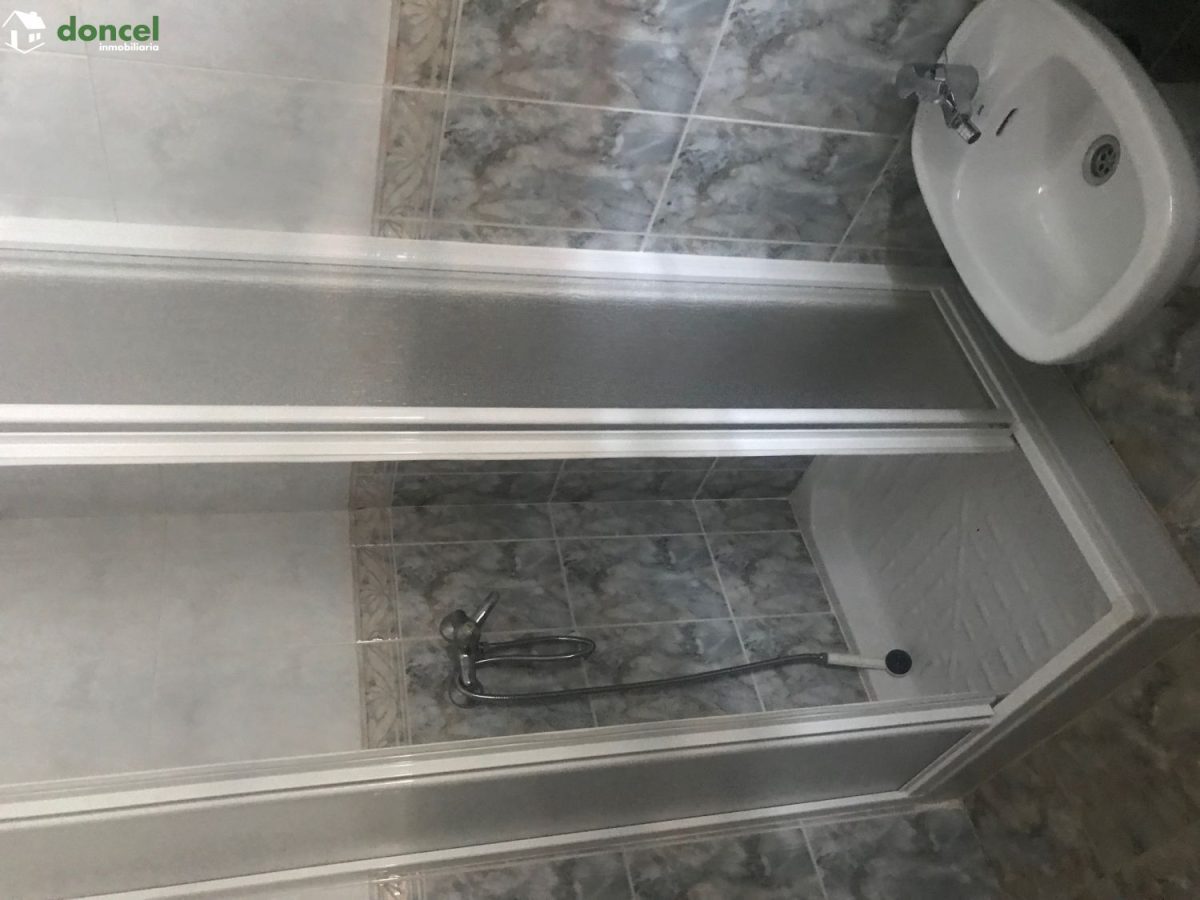 Inmobiliaria Doncel, vende CASA EN RETUERTA DEL BULLAQUE/C. Real, distribuida en dos salones ( uno de ellos con chimenea), cuatro dormitorios (uno de ellos en planta baja), dos baños, cocina amueblada — Foto 13