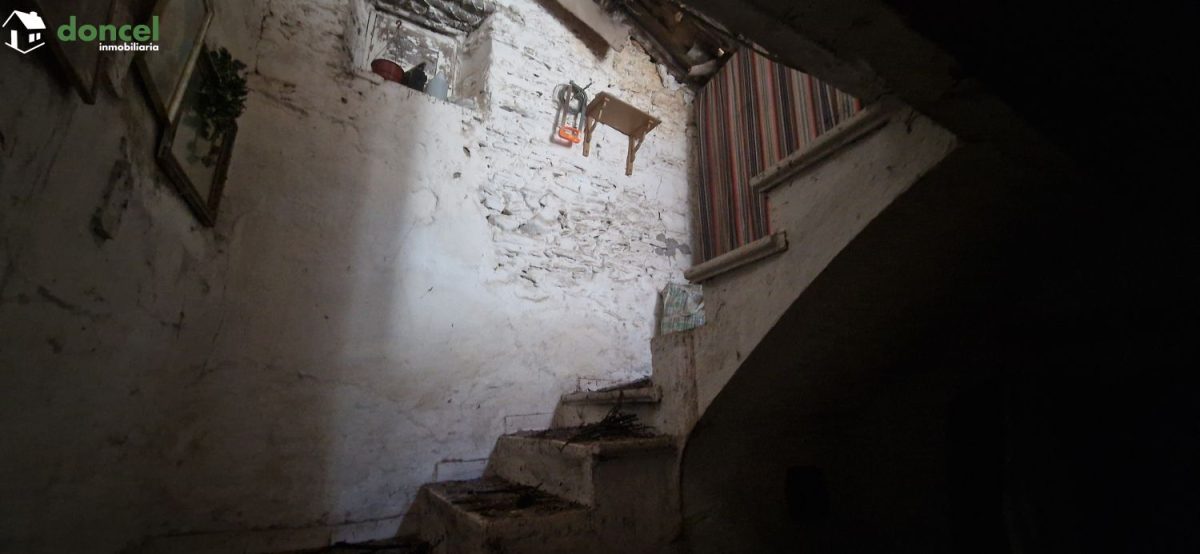 Inmobiliaria Doncel, vende, CASA EN PIEDRABUENA/C. Real, distribuida en distintas dependencias y baño, con una superficie de parcela de ciento seis metros cuadrados. Está el inmueble EN MAL ESTADO Y S — Foto 5