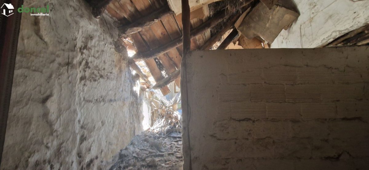 Inmobiliaria Doncel, vende, CASA EN PIEDRABUENA/C. Real, distribuida en distintas dependencias y baño, con una superficie de parcela de ciento seis metros cuadrados. Está el inmueble EN MAL ESTADO Y S — Foto 4