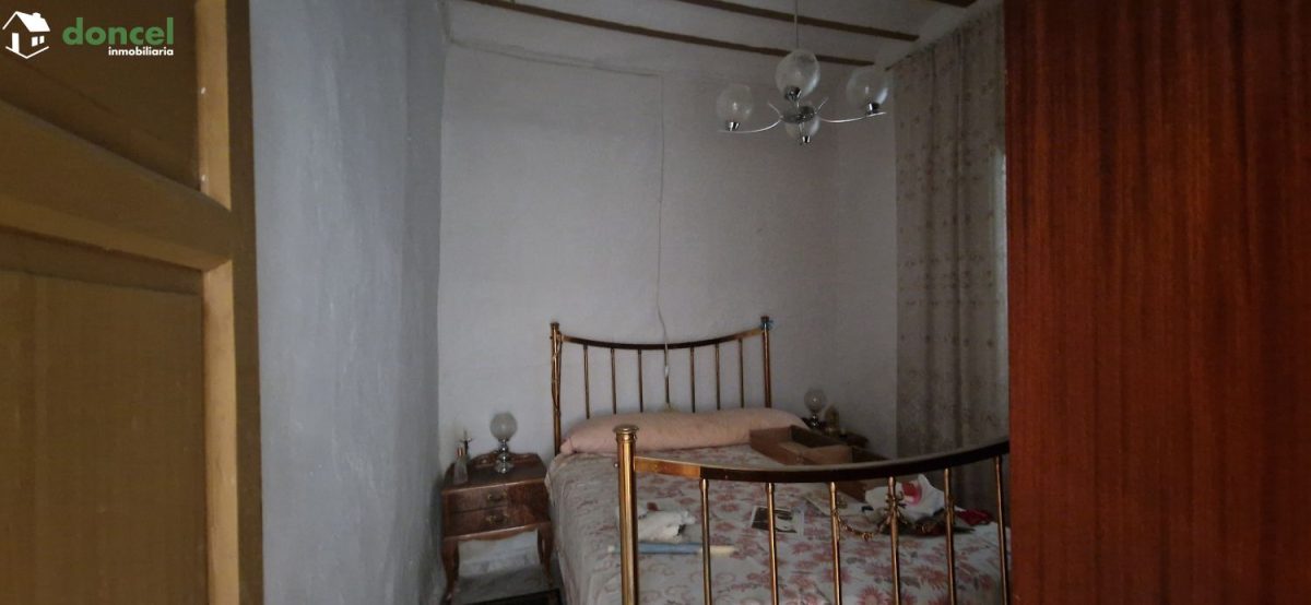 Inmobiliaria Doncel, vende, CASA EN PIEDRABUENA/C. Real, distribuida en distintas dependencias y baño, con una superficie de parcela de ciento seis metros cuadrados. Está el inmueble EN MAL ESTADO Y S — Foto 2