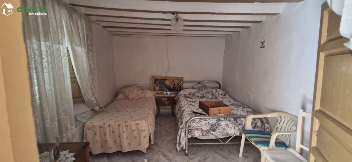 Inmobiliaria Doncel, vende, CASA EN PIEDRABUENA/C. Real, distribuida en distintas dependencias y baño, con una superficie de parcela de ciento seis metros cuadrados. Está el inmueble EN MAL ESTADO Y S — Foto 3