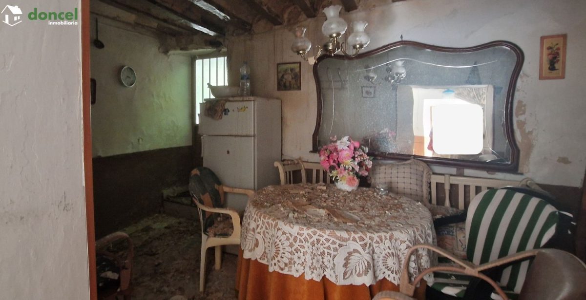 Inmobiliaria Doncel, vende, CASA EN PIEDRABUENA/C. Real, distribuida en distintas dependencias y baño, con una superficie de parcela de ciento seis metros cuadrados. Está el inmueble EN MAL ESTADO Y S — Foto 1