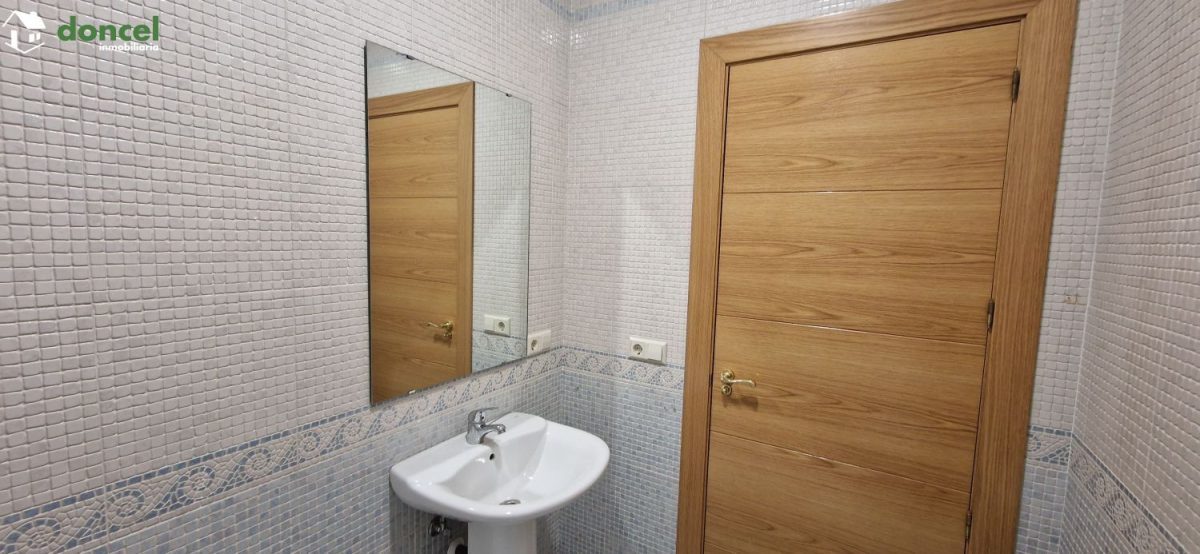 Inmobiliaria Doncel, vende, AMPLIA CASA EN ALMAGRO/C. Real, a 25 minutos del centro de Ciudad Real, con patio de 125 m2 y una terraza-solárium de 39 m2., distribuida en cinco dormitorios, (de los cual — Foto 11