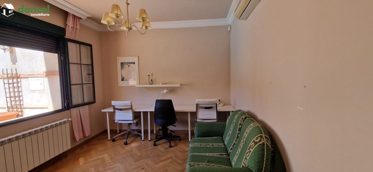 Inmobiliaria Doncel, vende, AMPLIA CASA EN ALMAGRO/C. Real, a 25 minutos del centro de Ciudad Real, con patio de 125 m2 y una terraza-solárium de 39 m2., distribuida en cinco dormitorios, (de los cual — Foto 13
