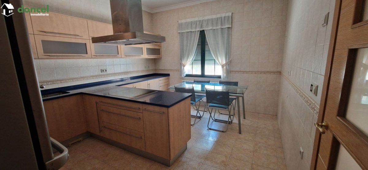 Inmobiliaria Doncel, vende, AMPLIA CASA EN ALMAGRO/C. Real, a 25 minutos del centro de Ciudad Real, con patio de 125 m2 y una terraza-solárium de 39 m2., distribuida en cinco dormitorios, (de los cual — Foto 6