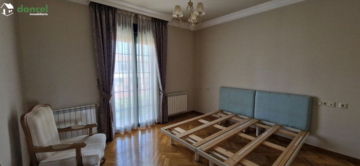 Inmobiliaria Doncel, vende, AMPLIA CASA EN ALMAGRO/C. Real, a 25 minutos del centro de Ciudad Real, con patio de 125 m2 y una terraza-solárium de 39 m2., distribuida en cinco dormitorios, (de los cual — Foto 37