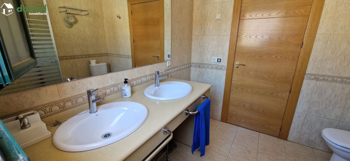 Inmobiliaria Doncel, vende, AMPLIA CASA EN ALMAGRO/C. Real, a 25 minutos del centro de Ciudad Real, con patio de 125 m2 y una terraza-solárium de 39 m2., distribuida en cinco dormitorios, (de los cual — Foto 20
