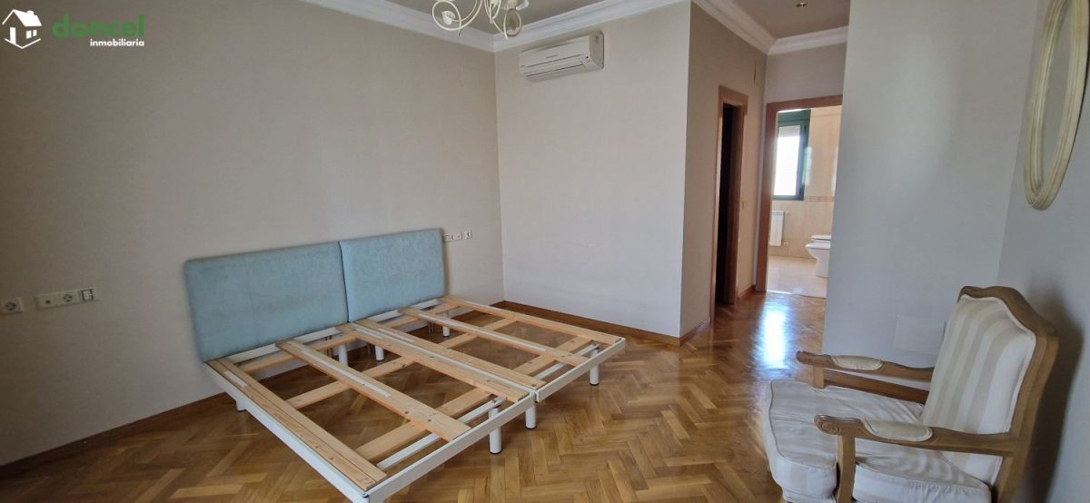 Inmobiliaria Doncel, vende, AMPLIA CASA EN ALMAGRO/C. Real, a 25 minutos del centro de Ciudad Real, con patio de 125 m2 y una terraza-solárium de 39 m2., distribuida en cinco dormitorios, (de los cual — Foto 39