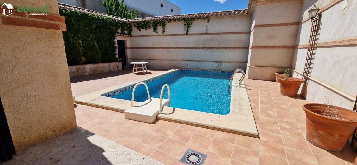 Inmobiliaria Doncel, vende, AMPLIA CASA EN ALMAGRO/C. Real, a 25 minutos del centro de Ciudad Real, con patio de 125 m2 y una terraza-solárium de 39 m2., distribuida en cinco dormitorios, (de los cual — Foto 33