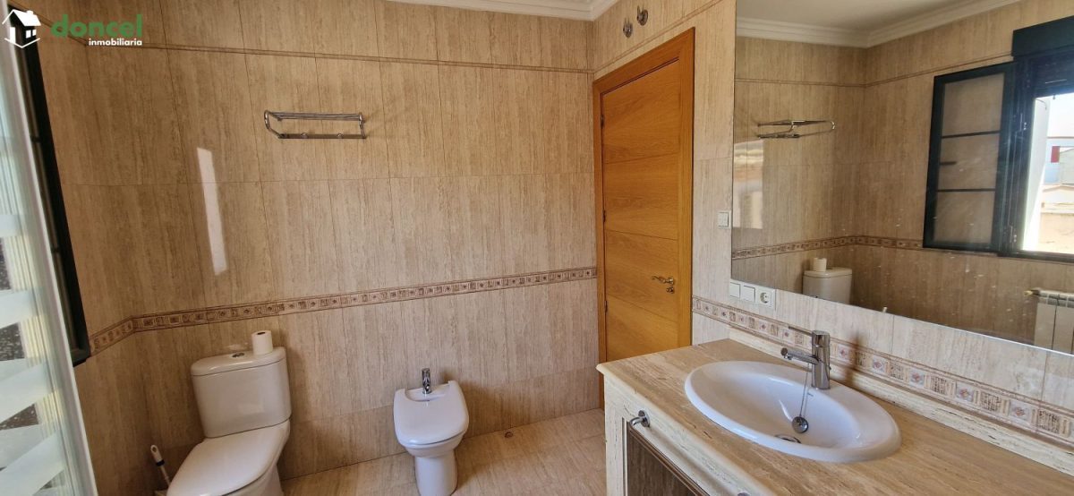 Inmobiliaria Doncel, vende, AMPLIA CASA EN ALMAGRO/C. Real, a 25 minutos del centro de Ciudad Real, con patio de 125 m2 y una terraza-solárium de 39 m2., distribuida en cinco dormitorios, (de los cual — Foto 44