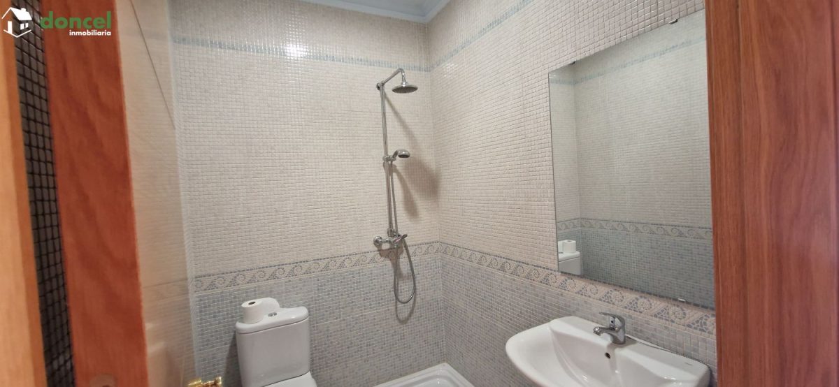 Inmobiliaria Doncel, vende, AMPLIA CASA EN ALMAGRO/C. Real, a 25 minutos del centro de Ciudad Real, con patio de 125 m2 y una terraza-solárium de 39 m2., distribuida en cinco dormitorios, (de los cual — Foto 10
