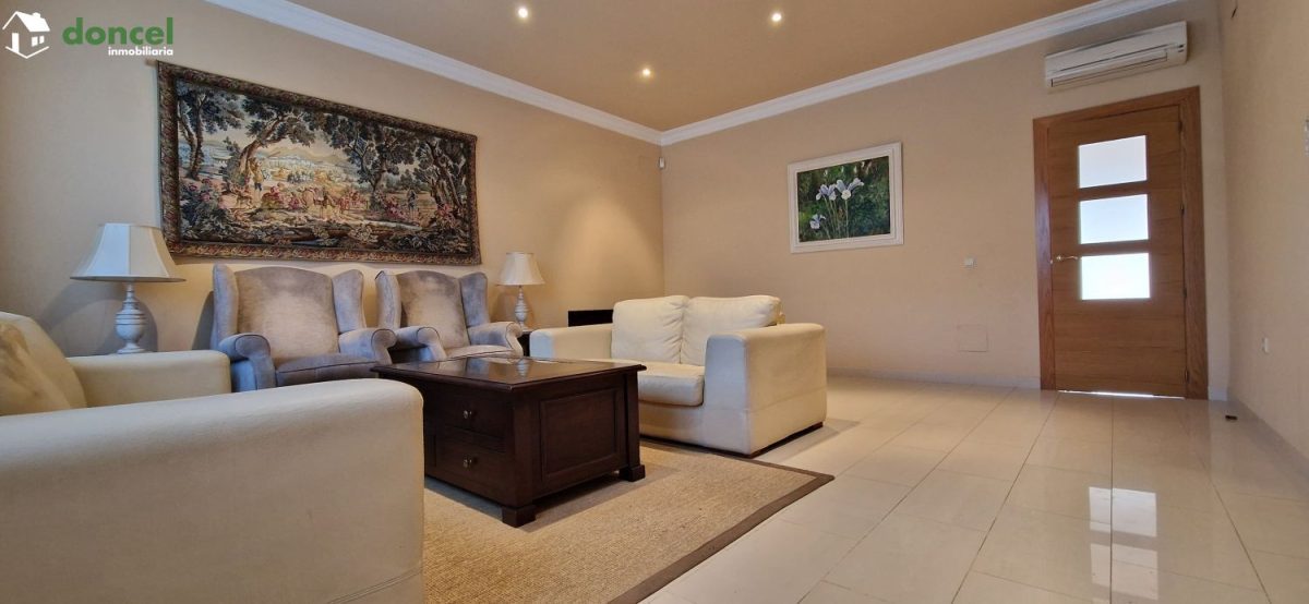 Inmobiliaria Doncel, vende, AMPLIA CASA EN ALMAGRO/C. Real, a 25 minutos del centro de Ciudad Real, con patio de 125 m2 y una terraza-solárium de 39 m2., distribuida en cinco dormitorios, (de los cual — Foto 4