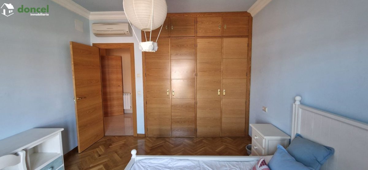 Inmobiliaria Doncel, vende, AMPLIA CASA EN ALMAGRO/C. Real, a 25 minutos del centro de Ciudad Real, con patio de 125 m2 y una terraza-solárium de 39 m2., distribuida en cinco dormitorios, (de los cual — Foto 48