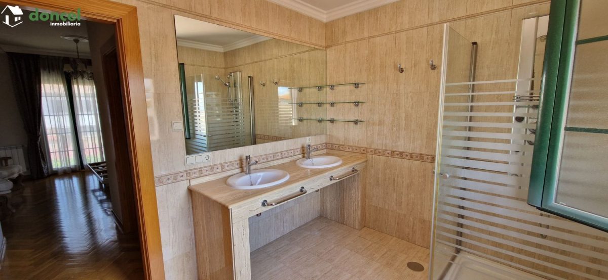 Inmobiliaria Doncel, vende, AMPLIA CASA EN ALMAGRO/C. Real, a 25 minutos del centro de Ciudad Real, con patio de 125 m2 y una terraza-solárium de 39 m2., distribuida en cinco dormitorios, (de los cual — Foto 43