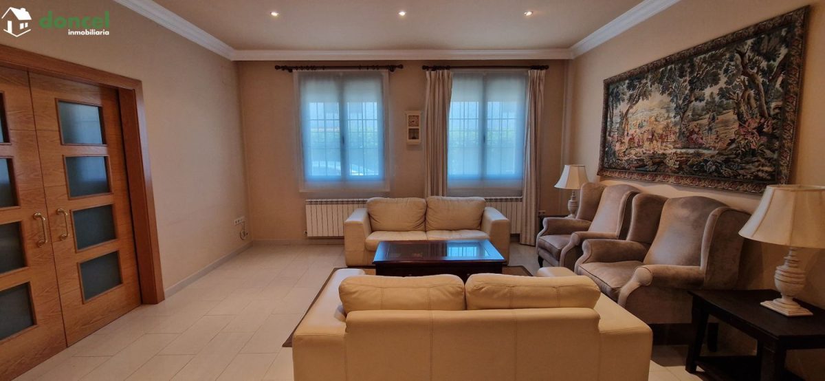 Inmobiliaria Doncel, vende, AMPLIA CASA EN ALMAGRO/C. Real, a 25 minutos del centro de Ciudad Real, con patio de 125 m2 y una terraza-solárium de 39 m2., distribuida en cinco dormitorios, (de los cual — Foto 1