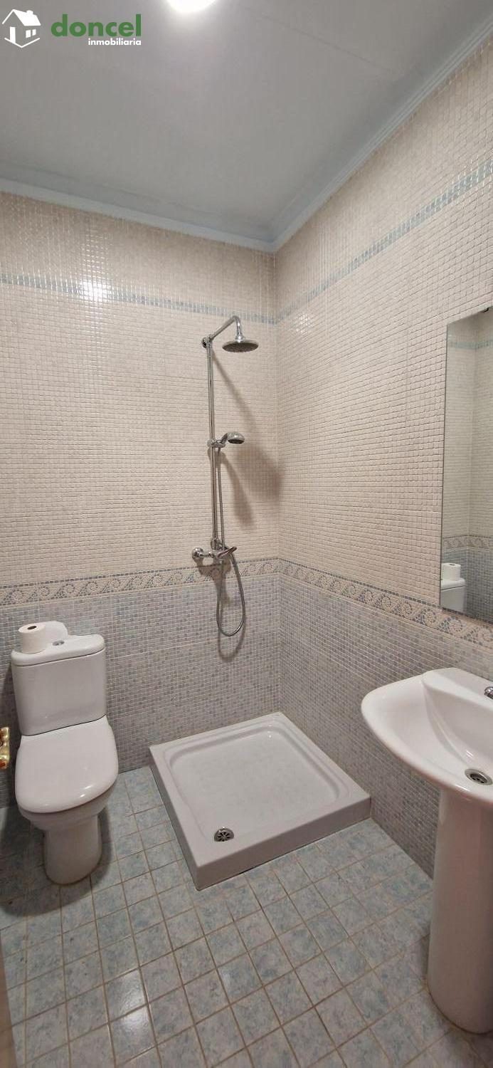 Inmobiliaria Doncel, vende, AMPLIA CASA EN ALMAGRO/C. Real, a 25 minutos del centro de Ciudad Real, con patio de 125 m2 y una terraza-solárium de 39 m2., distribuida en cinco dormitorios, (de los cual — Foto 12