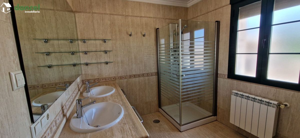 Inmobiliaria Doncel, vende, AMPLIA CASA EN ALMAGRO/C. Real, a 25 minutos del centro de Ciudad Real, con patio de 125 m2 y una terraza-solárium de 39 m2., distribuida en cinco dormitorios, (de los cual — Foto 45