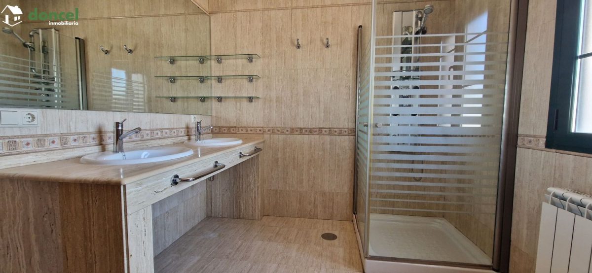 Inmobiliaria Doncel, vende, AMPLIA CASA EN ALMAGRO/C. Real, a 25 minutos del centro de Ciudad Real, con patio de 125 m2 y una terraza-solárium de 39 m2., distribuida en cinco dormitorios, (de los cual — Foto 46