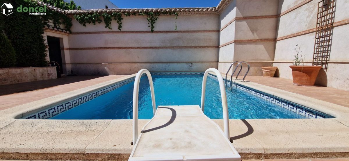 Inmobiliaria Doncel, vende, AMPLIA CASA EN ALMAGRO/C. Real, a 25 minutos del centro de Ciudad Real, con patio de 125 m2 y una terraza-solárium de 39 m2., distribuida en cinco dormitorios, (de los cual — Foto 32