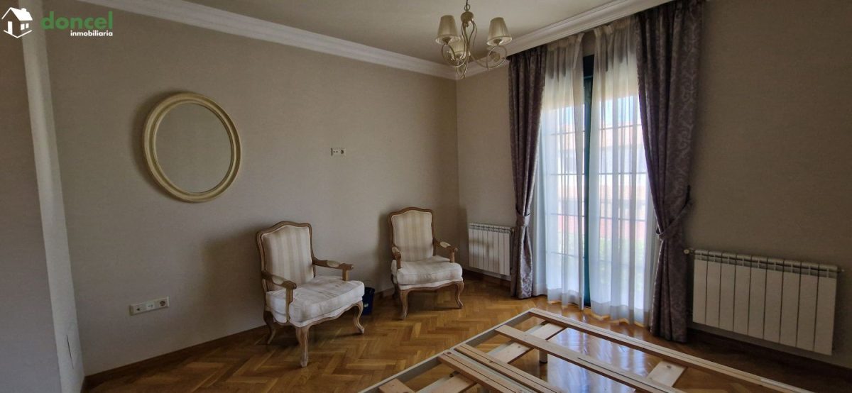 Inmobiliaria Doncel, vende, AMPLIA CASA EN ALMAGRO/C. Real, a 25 minutos del centro de Ciudad Real, con patio de 125 m2 y una terraza-solárium de 39 m2., distribuida en cinco dormitorios, (de los cual — Foto 38