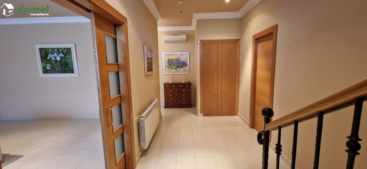 Inmobiliaria Doncel, vende, AMPLIA CASA EN ALMAGRO/C. Real, a 25 minutos del centro de Ciudad Real, con patio de 125 m2 y una terraza-solárium de 39 m2., distribuida en cinco dormitorios, (de los cual — Foto 24