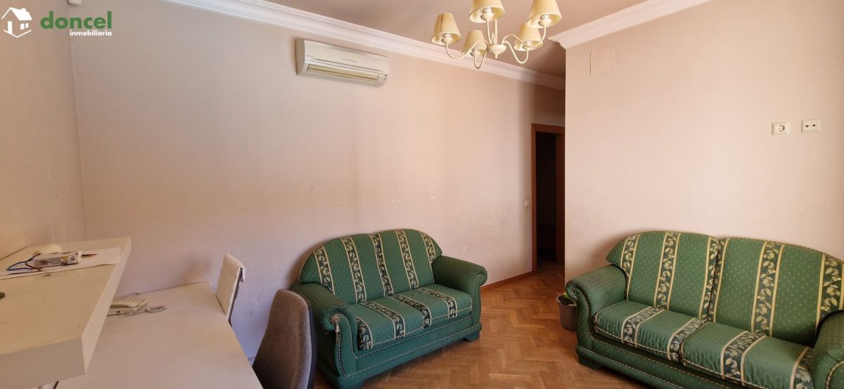 Inmobiliaria Doncel, vende, AMPLIA CASA EN ALMAGRO/C. Real, a 25 minutos del centro de Ciudad Real, con patio de 125 m2 y una terraza-solárium de 39 m2., distribuida en cinco dormitorios, (de los cual — Foto 15