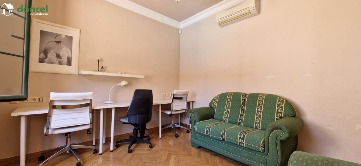 Inmobiliaria Doncel, vende, AMPLIA CASA EN ALMAGRO/C. Real, a 25 minutos del centro de Ciudad Real, con patio de 125 m2 y una terraza-solárium de 39 m2., distribuida en cinco dormitorios, (de los cual — Foto 16