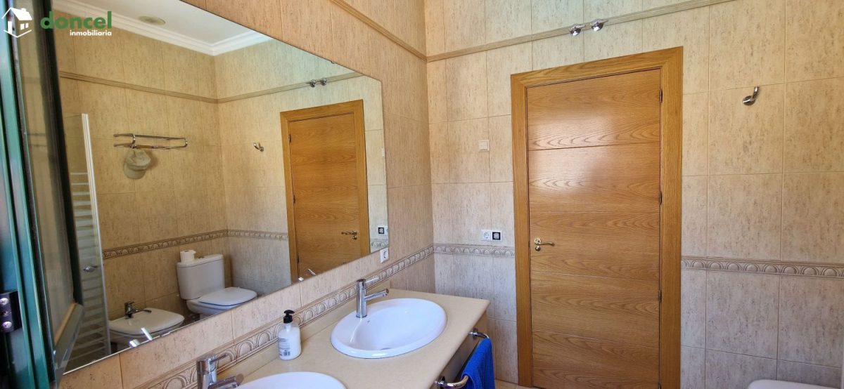 Inmobiliaria Doncel, vende, AMPLIA CASA EN ALMAGRO/C. Real, a 25 minutos del centro de Ciudad Real, con patio de 125 m2 y una terraza-solárium de 39 m2., distribuida en cinco dormitorios, (de los cual — Foto 19