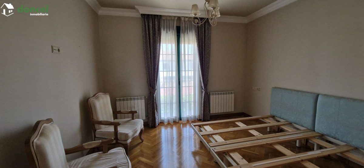 Inmobiliaria Doncel, vende, AMPLIA CASA EN ALMAGRO/C. Real, a 25 minutos del centro de Ciudad Real, con patio de 125 m2 y una terraza-solárium de 39 m2., distribuida en cinco dormitorios, (de los cual — Foto 36