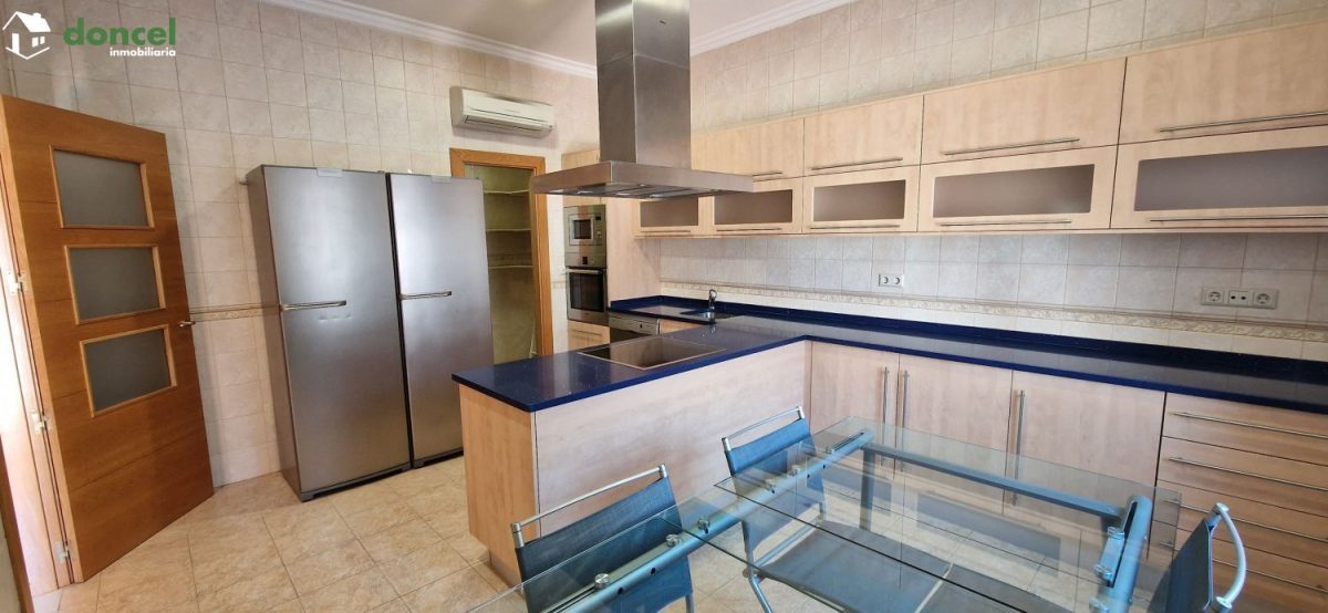Inmobiliaria Doncel, vende, AMPLIA CASA EN ALMAGRO/C. Real, a 25 minutos del centro de Ciudad Real, con patio de 125 m2 y una terraza-solárium de 39 m2., distribuida en cinco dormitorios, (de los cual — Foto 5
