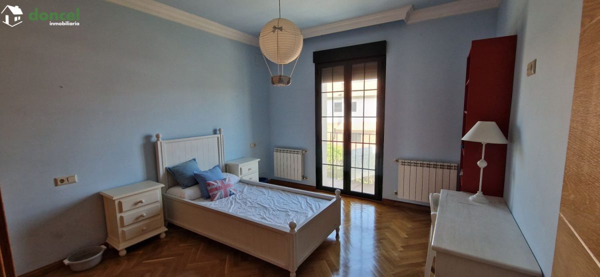 Inmobiliaria Doncel, vende, AMPLIA CASA EN ALMAGRO/C. Real, a 25 minutos del centro de Ciudad Real, con patio de 125 m2 y una terraza-solárium de 39 m2., distribuida en cinco dormitorios, (de los cual — Foto 47