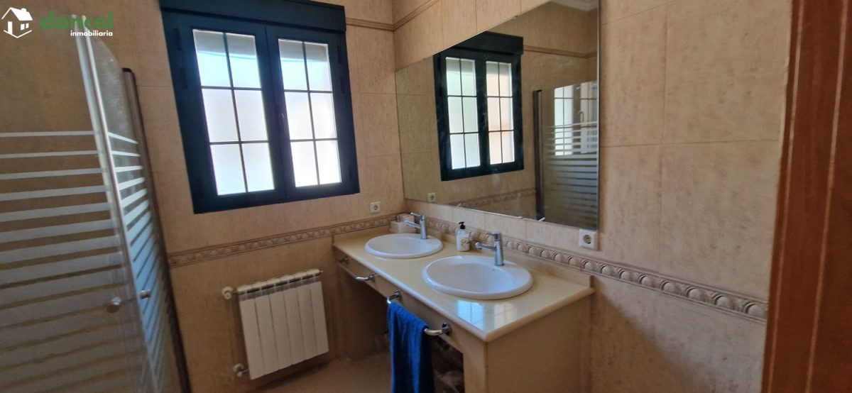 Inmobiliaria Doncel, vende, AMPLIA CASA EN ALMAGRO/C. Real, a 25 minutos del centro de Ciudad Real, con patio de 125 m2 y una terraza-solárium de 39 m2., distribuida en cinco dormitorios, (de los cual — Foto 17