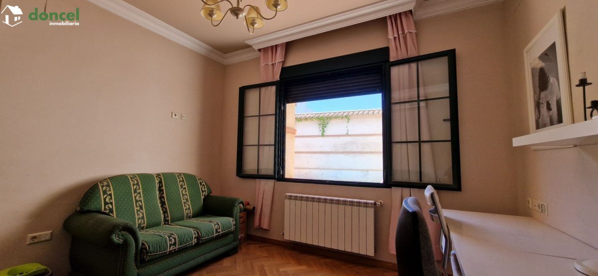 Inmobiliaria Doncel, vende, AMPLIA CASA EN ALMAGRO/C. Real, a 25 minutos del centro de Ciudad Real, con patio de 125 m2 y una terraza-solárium de 39 m2., distribuida en cinco dormitorios, (de los cual — Foto 14