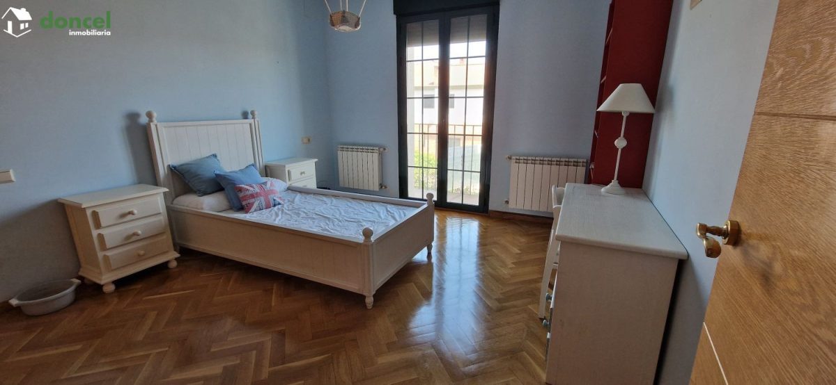 Inmobiliaria Doncel, vende, AMPLIA CASA EN ALMAGRO/C. Real, a 25 minutos del centro de Ciudad Real, con patio de 125 m2 y una terraza-solárium de 39 m2., distribuida en cinco dormitorios, (de los cual — Foto 50