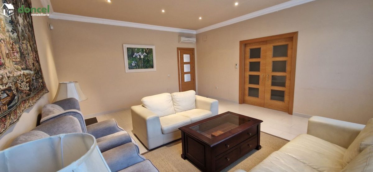 Inmobiliaria Doncel, vende, AMPLIA CASA EN ALMAGRO/C. Real, a 25 minutos del centro de Ciudad Real, con patio de 125 m2 y una terraza-solárium de 39 m2., distribuida en cinco dormitorios, (de los cual — Foto 2