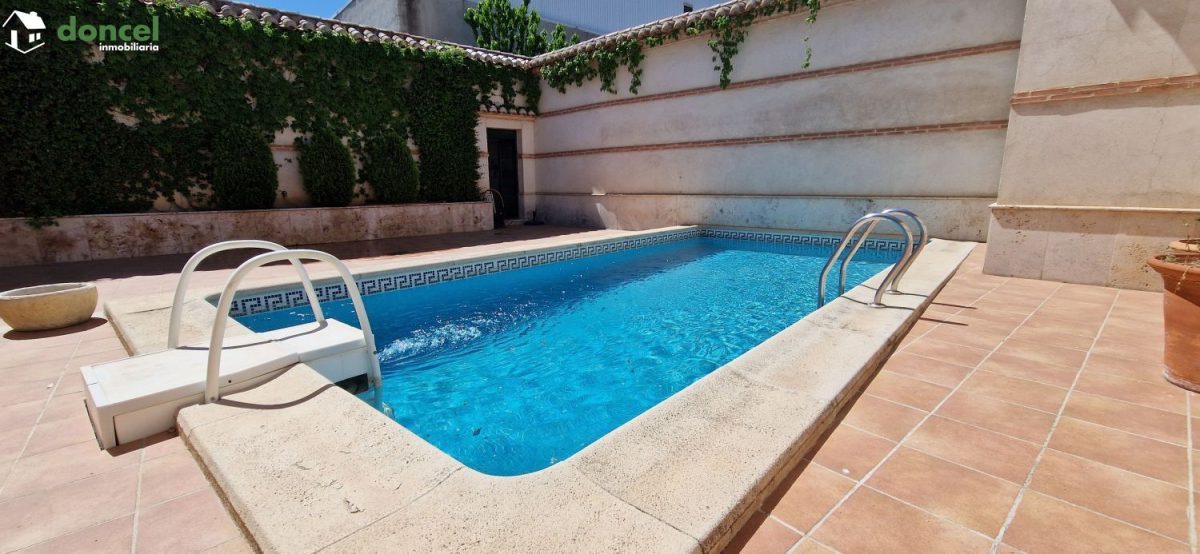 Inmobiliaria Doncel, vende, AMPLIA CASA EN ALMAGRO/C. Real, a 25 minutos del centro de Ciudad Real, con patio de 125 m2 y una terraza-solárium de 39 m2., distribuida en cinco dormitorios, (de los cual — Foto 31