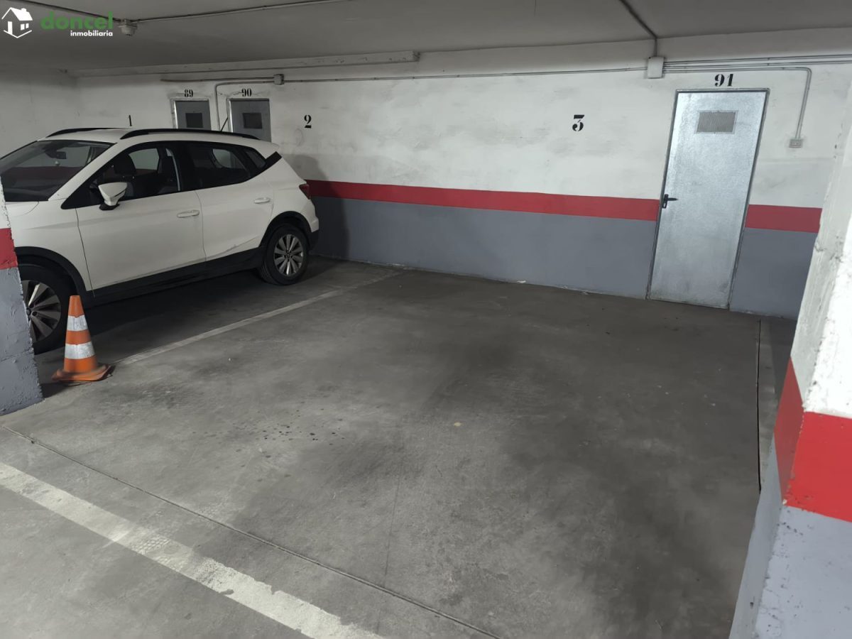 Inmobiliaria Doncel, vende plaza de garaje y trastero en Ciudad Real, ambas amplias y para estacionar un vehículo grande, en residencial próximo a la Unicersidad. se encuentra cercano a comercios, cer — Foto 3