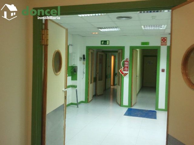 130207/939452.- ZONA CENTRICA.- Local de 400 m2. en Ciudad Real. Fachada de 24 mt., con distintas dependencias, dos baños, dos duchas. Precio y condiciones negociables. — Foto 6