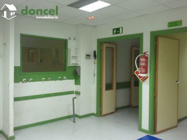 130207/939452.- ZONA CENTRICA.- Local de 400 m2. en Ciudad Real. Fachada de 24 mt., con distintas dependencias, dos baños, dos duchas. Precio y condiciones negociables. — Foto 2