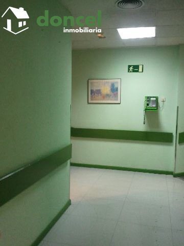 130207/939452.- ZONA CENTRICA.- Local de 400 m2. en Ciudad Real. Fachada de 24 mt., con distintas dependencias, dos baños, dos duchas. Precio y condiciones negociables. — Foto 4