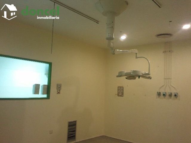 130207/939452.- ZONA CENTRICA.- Local de 400 m2. en Ciudad Real. Fachada de 24 mt., con distintas dependencias, dos baños, dos duchas. Precio y condiciones negociables. — Foto 5
