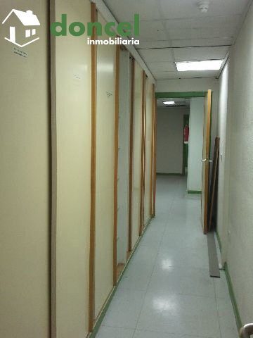 130207/939452.- ZONA CENTRICA.- Local de 400 m2. en Ciudad Real. Fachada de 24 mt., con distintas dependencias, dos baños, dos duchas. Precio y condiciones negociables. — Foto 7