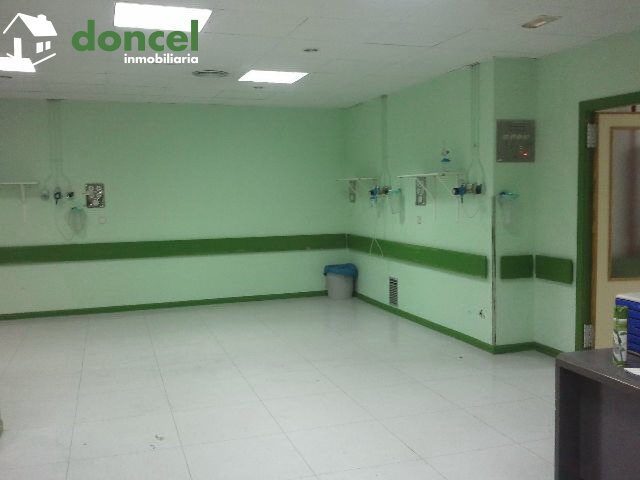 130207/939452.- ZONA CENTRICA.- Local de 400 m2. en Ciudad Real. Fachada de 24 mt., con distintas dependencias, dos baños, dos duchas. Precio y condiciones negociables. — Foto 8
