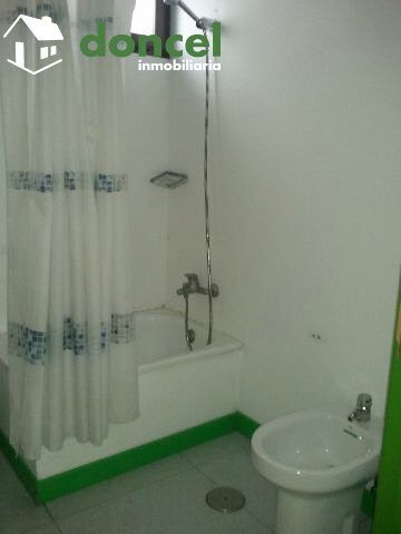 130207/939452.- ZONA CENTRICA.- Local de 400 m2. en Ciudad Real. Fachada de 24 mt., con distintas dependencias, dos baños, dos duchas. Precio y condiciones negociables. — Foto 3